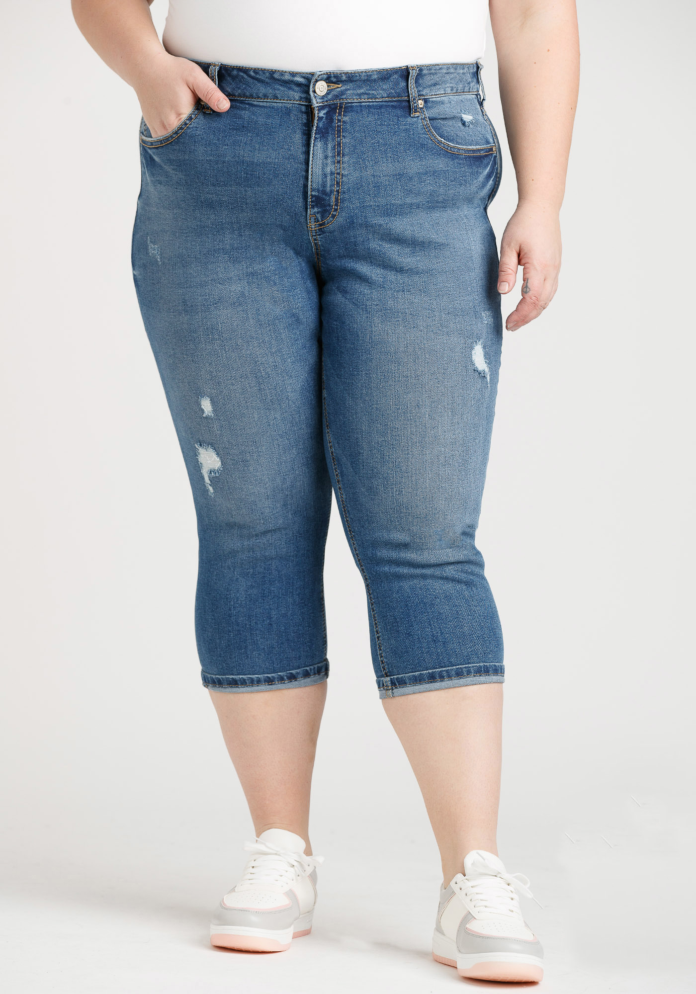 Women's Plus Destroyed Cuffed Jean Capri